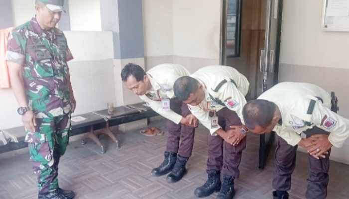 Babinsa Koramil 2303/Pulomerak Giat Bintawil Pelatihan Baris Berbaris