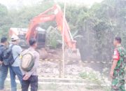 Babinsa Koramil 2301/Cilegon, Karbak Perbaikan Jalan
