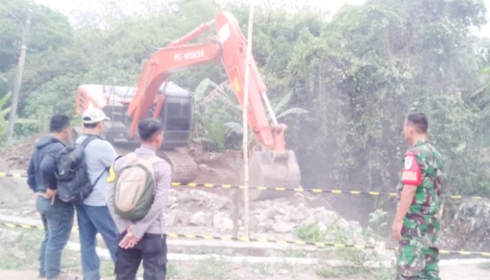 Babinsa Koramil 2301/Cilegon, Karbak Perbaikan Jalan