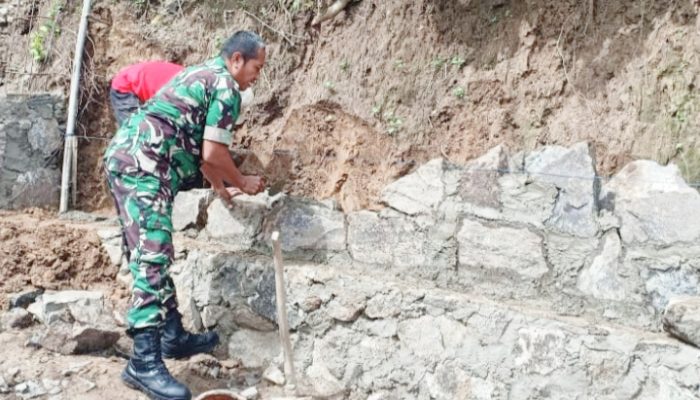Babinsa Koramil 2307/Ciwandan, Karbak Pembangunan Tembok Penahan Tanah