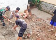 Babinsa Koramil 2306/Mancak, Karbak Membantu Perbaikan Jalan