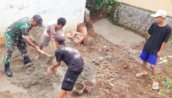 Babinsa Koramil 2306/Mancak, Karbak Membantu Perbaikan Jalan