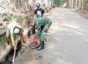 Babinsa Koramil 2306/Mancak, Karbak Membantu Pembersihan Saluran Air