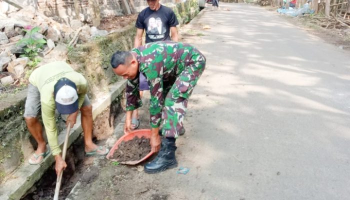 Babinsa Koramil 2306/Mancak, Karbak Membantu Pembersihan Saluran Air