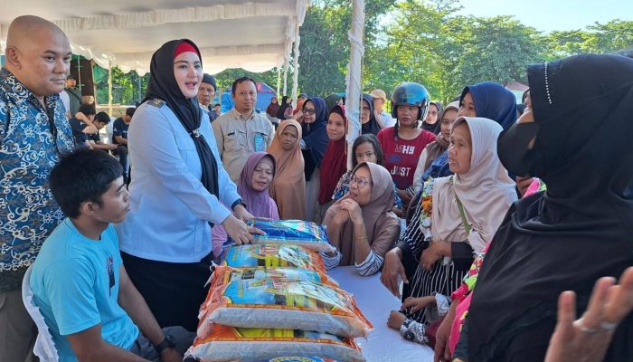 Wabup Basel Tinjau Operasi Pasar Murah di Pantai Nek Aji Toboali