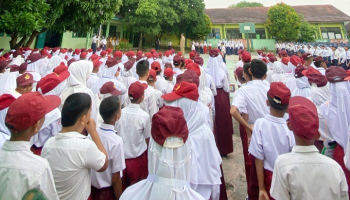 Hari Pertama MPLS, SMPN 1 Cinangka Ajak Siswa Baru Keliling Sekolah