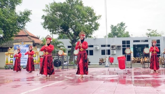 MPLS Dimulai, Siswa Baru SMA Negeri 1 Anyer Disambut dengan Semarak Seni Tradisional