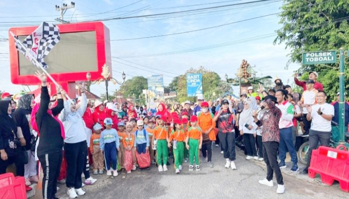 Ratusan Warga Ikuti Jalan Sehat Sambil Pungut Sampah di Basel