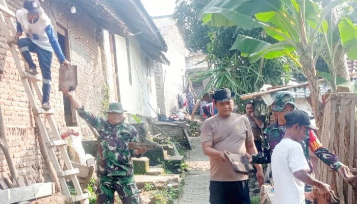 TMMD ke-125 Kodim 0623/Cilegon : Rumah Ibu Sumenah Dibongkar Untuk Direhab