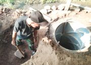 TNI dan Warga Bangun Jamban Layak di Cikerei dalam Program TMMD ke-125