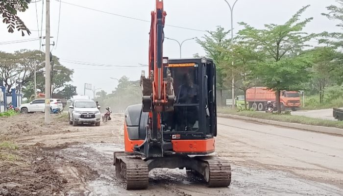 Pengusaha Tambang di Cilegon Gotong Royong Perbaiki Jalan, Dorong Tertib Operasional