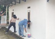 TNI dan Warga Cilegon Gotong Royong Pengecatan dan Perbaikan serta Pembersihan Lingkungan Mushola Lewat Program TMMD ke-125 Kodim 0623/Cilegon
