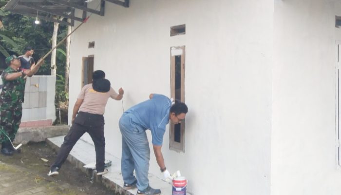 TNI dan Warga Cilegon Gotong Royong Pengecatan dan Perbaikan serta Pembersihan Lingkungan Mushola Lewat Program TMMD ke-125 Kodim 0623/Cilegon