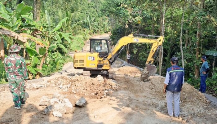 Progres Pembangunan Jalan TMMD ke-125 Kodim 0623/Cilegon Capai Tahap Pengerasan dan Pemasangan TPT