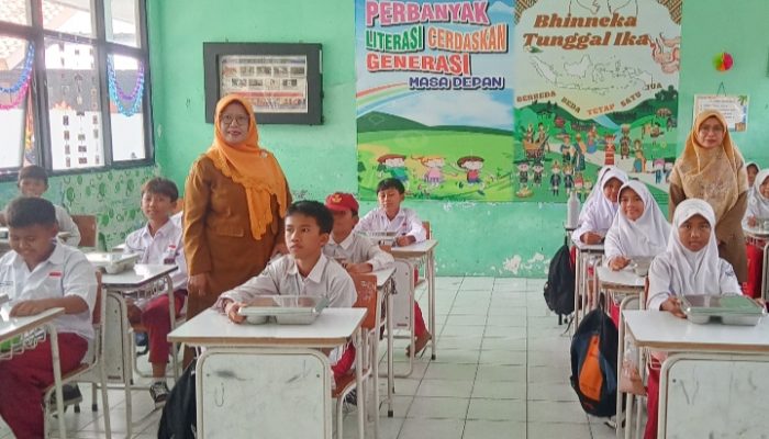 Anak-Anak Antusias Sambut Program Makan Bergizi di SDN 02 Sukmajaya Cilegon