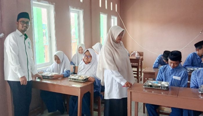 Kepala SMP Islam Darul Musthofa Cilegon Apresiasi Program Makan Bergizi Gratis: Anak Lebih Fokus Belajar