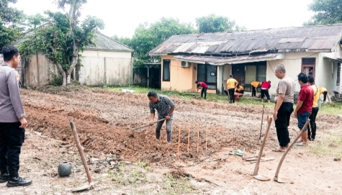 Yosyua Surya Admaja Kapolsek Bukit Intan Bersama Anggota Garap Lahan Persiapan Penanaman Jagung Serentak