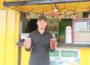 “Abah Sodik”, Owner Kedai Es Teh Ratu : Sajikan Es Teh Toping Kekinian dengan Harga Merakyat