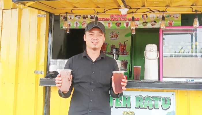 “Abah Sodik”, Owner Kedai Es Teh Ratu : Sajikan Es Teh Toping Kekinian dengan Harga Merakyat