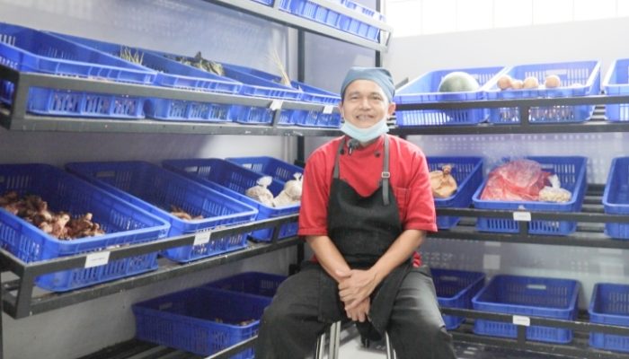 Demi Sekolah Adik-Adik, Sabdan Kerja di Dapur MBG : “Gaji Pertama Langsung Saya Tabung”