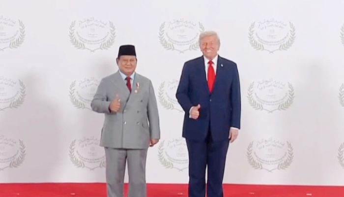 Hangat dan Akrab : Prabowo dan Trump Kompak Acungkan Jempol di KTT Gaza 2025