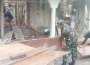 Babinsa Koramil 2306/Mancak Laksanakan Karya Bakti Bersama Warga di Dua Lokasi