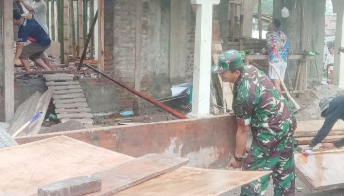 Babinsa Koramil 2306/Mancak Laksanakan Karya Bakti Bersama Warga di Dua Lokasi