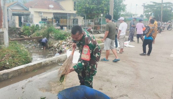 Babinsa Koramil 2303/Pulomerak Gelar Karya Bakti di Dua Lokasi Sekaligus