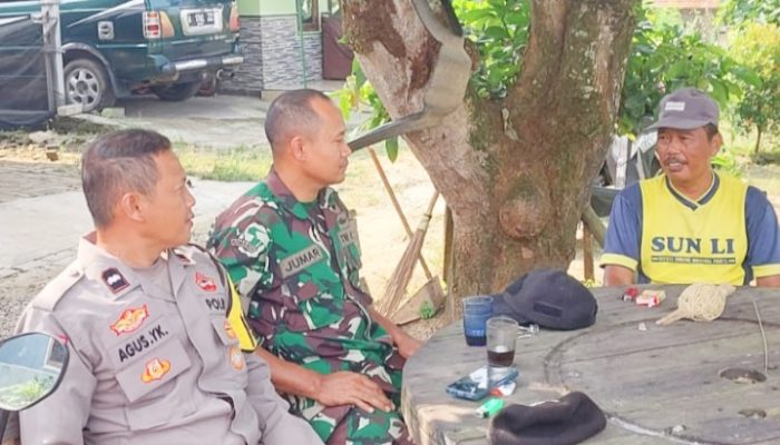 Babinsa Koramil 2306/Mancak Aktif Laksanakan Komsos bersama Warga di Wilayah Binaan