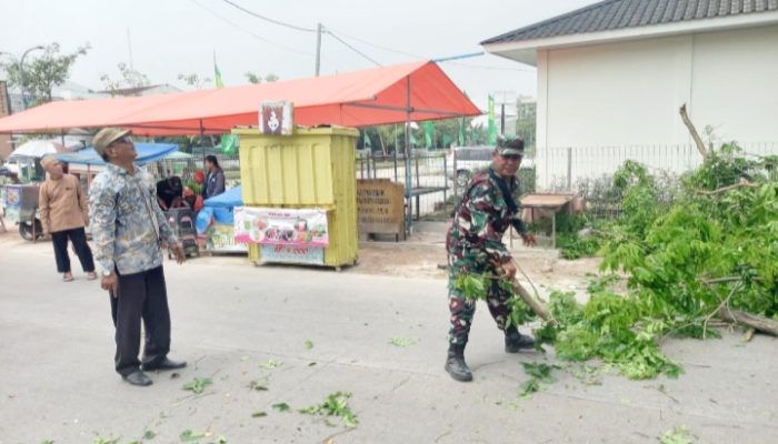 Poltamnews.com || CILEGON – Babinsa Koramil 2301/Cilegon Gelar Karya Bakti Bersama Warga, Antisipasi Dampak Cuaca Ekstrem