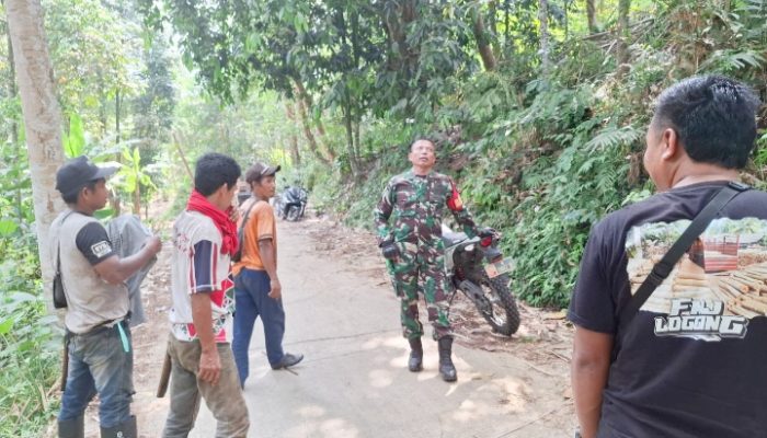 Babinsa Koramil 2304/Anyar Gelar Komsos Bahas Kebersihan dan Pelestarian Lingkungan di Dua Desa