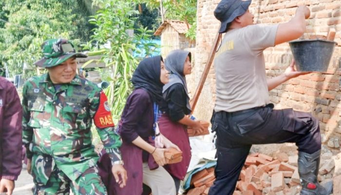 Koramil 2303/Pulomerak Gelar Karya Bakti Bersama Warga di Dua Kelurahan