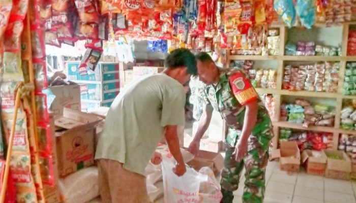 Babinsa Koramil 2305/Cinangka Laksanakan Pendataan Rumah Kontrakan dan Harga Sembako di Wilayah Binaan