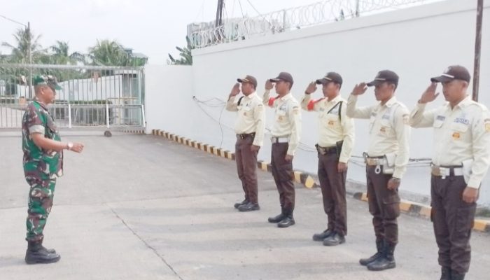 Babinsa Koramil 2303/Pulomerak Tingkatkan Pembinaan Wilayah Lewat Sinergi dengan Satpam dan Security
