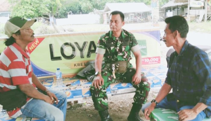Babinsa Koramil 2305/Cinangka Jalin Komsos dengan Tokoh Masyarakat dan Tokoh Pemuda di Cinangka