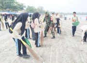 Koramil 2304/Anyar Gelar Karya Bakti Bersihkan Pantai Bersama Warga dan Pelajar