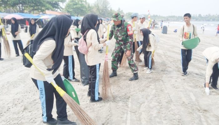 Koramil 2304/Anyar Gelar Karya Bakti Bersihkan Pantai Bersama Warga dan Pelajar