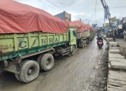 Warga Cisoka Resah : Dump Truk Tanah Amblas Hambat Lalu Lintas dan Ancam Keselamatan