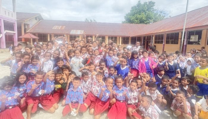 Senyum Anak-Anak Sorong Warnai Program Makan Bergizi Gratis di Sekolah