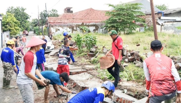 PMI Cilegon Bersama Instansi Terkait Gerak Cepat Tangani Banjir dan Robohnya Tembok di Jombang Wetan