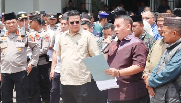 Suasana Tegang Warnai Aksi Massa Tuntut Pencabutan Izin HTI di Depan DPRD Bangka Selatan