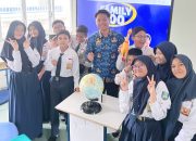 Digitalisasi Pendidikan : Siswa SMPN 1 Samarinda Antusias Gunakan Interactive Flat Panel