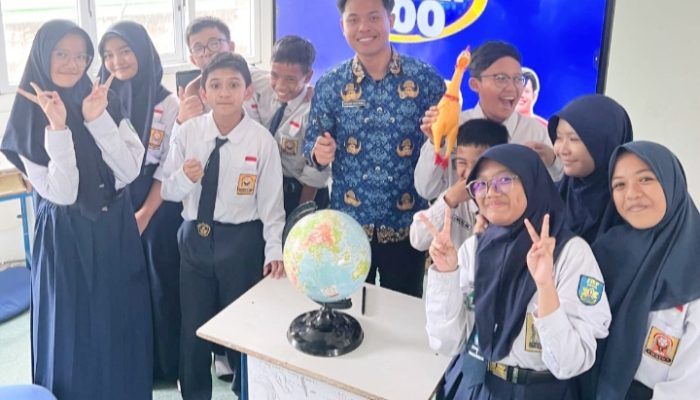 Digitalisasi Pendidikan : Siswa SMPN 1 Samarinda Antusias Gunakan Interactive Flat Panel