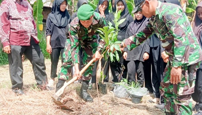 Tanamkan Kepedulian Lingkungan, Kodim 0623/Cilegon Ajak Siswa SMKN 1 Puloampel Hijaukan Sekolah