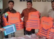 Dukung Keselamatan Nelayan, PT TIMAH Tbk Salurkan Puluhan Life Jacket di Karimun