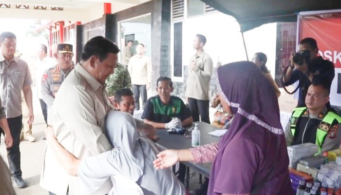 Kunjungi GOR Pandan, Prabowo Pastikan Bantuan dan BBM untuk Desa Terisolasi