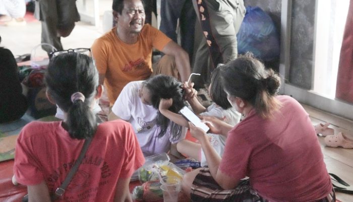 Akses Komunikasi Pulih, Pengungsi Tapanuli Tengah Sampaikan Rasa Syukur dan Harapan