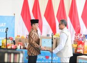 Kemenlu Serahkan Bantuan 20 Ton kepada BNPB untuk Warga Terdampak Bencana di Tiga Provinsi