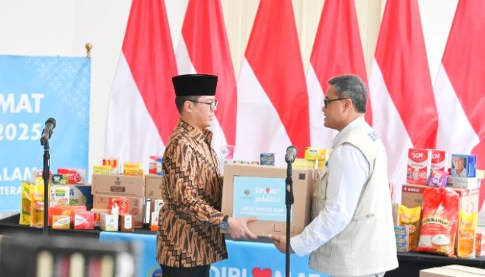 Kemenlu Serahkan Bantuan 20 Ton kepada BNPB untuk Warga Terdampak Bencana di Tiga Provinsi
