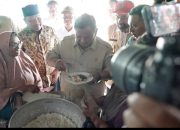 Prabowo Santap Sepiring Ikan Tongkol di Posko Aceh: “Pedes ya ini”